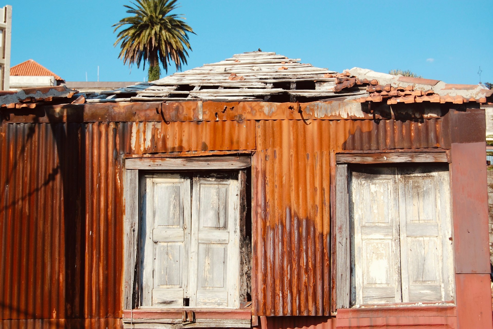 Façade en bois et tôle ondulée d'une case créole vintage