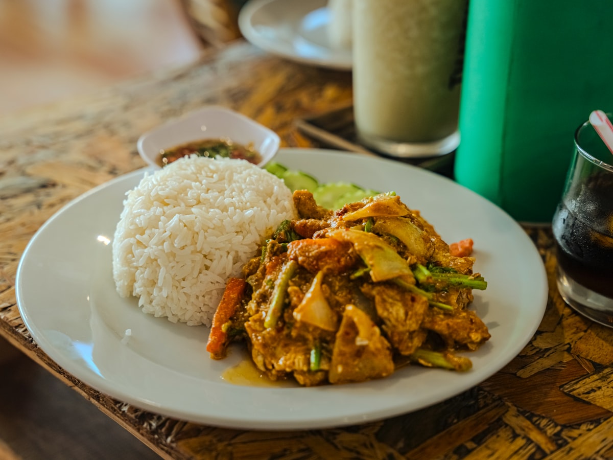 Assiette de cari et riz, cuisine péï du marché