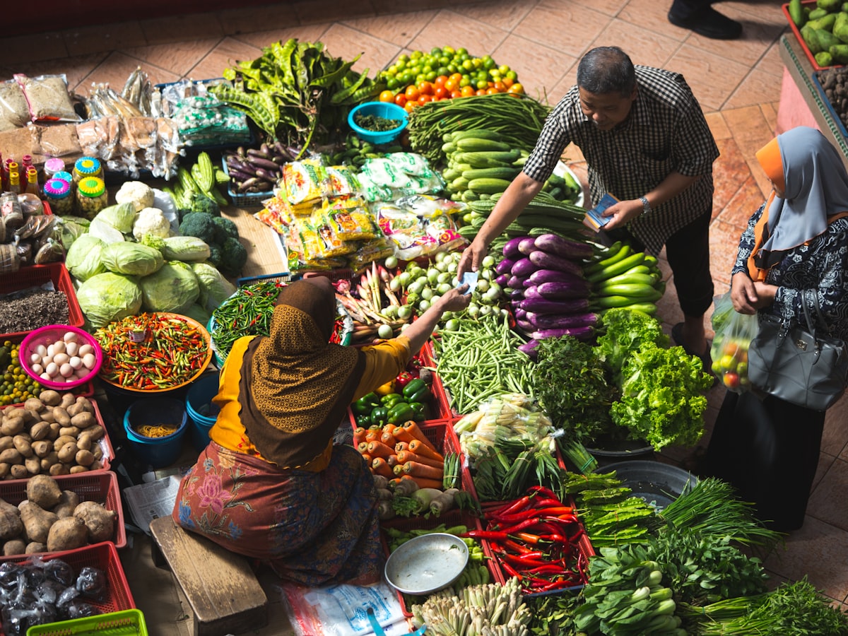 Étal de légumes frais au marché couvert