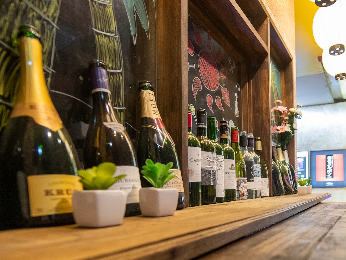 Intérieur chaleureux en bois, ambiance bistro de gare